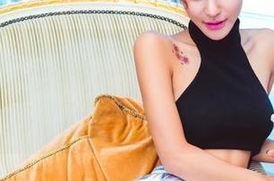 GIRLT果团网 – 最新的蜜桃Q妹儿，白衬衫搭配多一点小心机？分享一下她的灵魂穿搭吧！