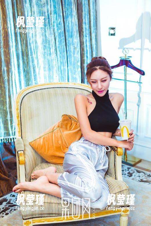 GIRLT果团网 - 最新的蜜桃Q妹儿，白衬衫搭配多一点小心机？分享一下她的灵魂穿搭吧！