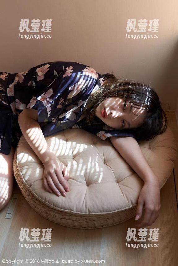 MiiTao蜜桃社-蜜蕊Mary MiiTao蜜桃社 - 小心蜜蕊Mary的JK壁纸,可能会让你分心哦!
