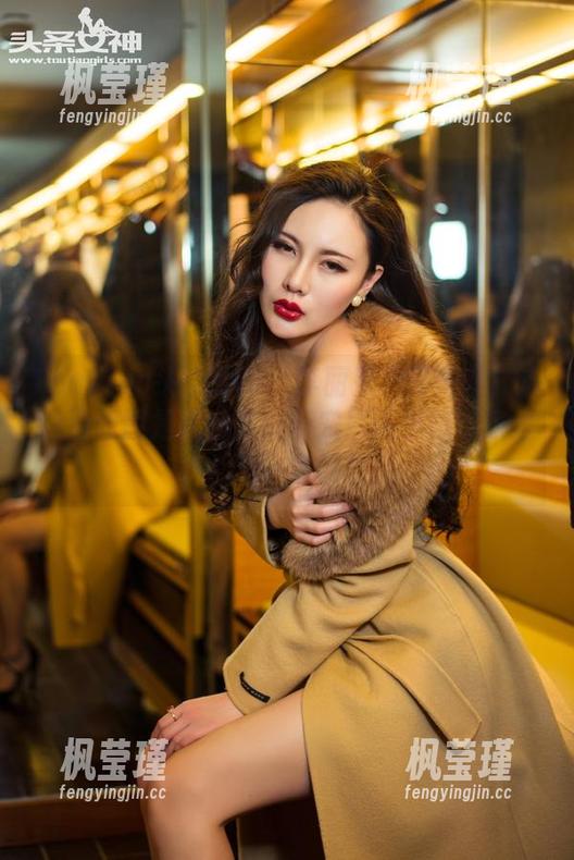 TouTiao头条女神-李丽莎 TouTiao头条女神 - 李丽莎自豪推荐:这泳池原图是我的壁纸新宠!谁不想在家里‘泡’着呢?