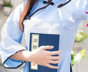 UGirls尤果网 – 乔依琳的连衣裙逻辑：层叠的裙摆与无遗憾的原图体验