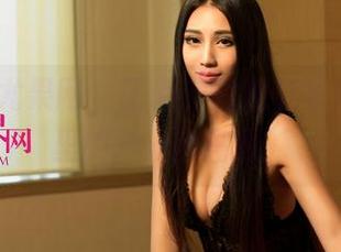 UGirls尤果网 – 王谨轩的油亮写真，镜头里的“光鲜亮丽”