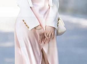 Xiuren秀人网 – 模特悦悦的夏天写真合集，连青蛙都嫉妒她的“跳”跃姿势！