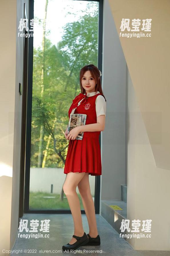 Xiuren秀人网 - 草莓mm美图：水手服，但是我只看到裙子在飞扬！