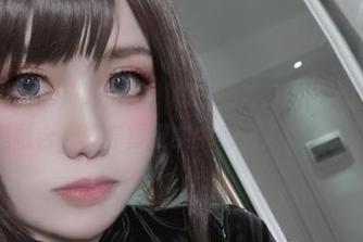这图片里的黑花嫁造型，和一笑芳香沁本人的气质完美融合，真希望现实中也有人这么穿。