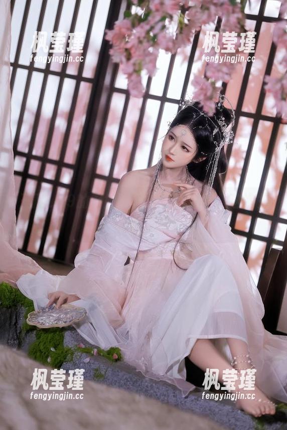三度_69的厨娘，目光不断游离，这次先不做饭了吧？