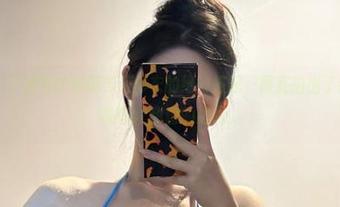 微密圈 – 不爱笑的赛琳与连体衣的绝妙搭配，简直拍出了新高度和尴尬or甜蜜的边缘。