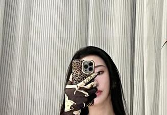微密圈 – 不爱笑的赛琳的全身渔网造型，愣是让我想起了那种…不能说的东西，翻看图片脑洞大开。