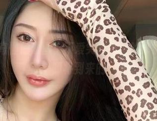 微密圈 – 奇怪的原图，不爱笑的赛琳的棉袜让我想起了那个即将到来的周末。