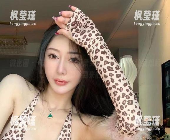 微密圈 - 奇怪的原图，不爱笑的赛琳的棉袜让我想起了那个即将到来的周末。