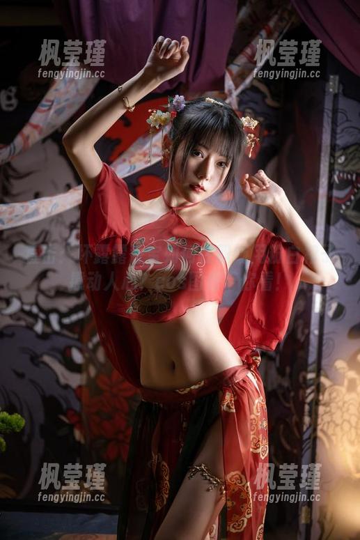 直击：坏露露香宝如何在职场用粉白裙子撩动人心？cos图包带你看！