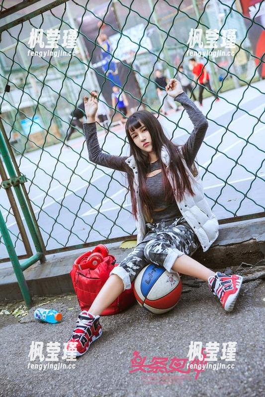 头条女神 - 温心怡与你相约旗袍，私房中只留下美图，完美接住那一抹轻狂与灵动。
