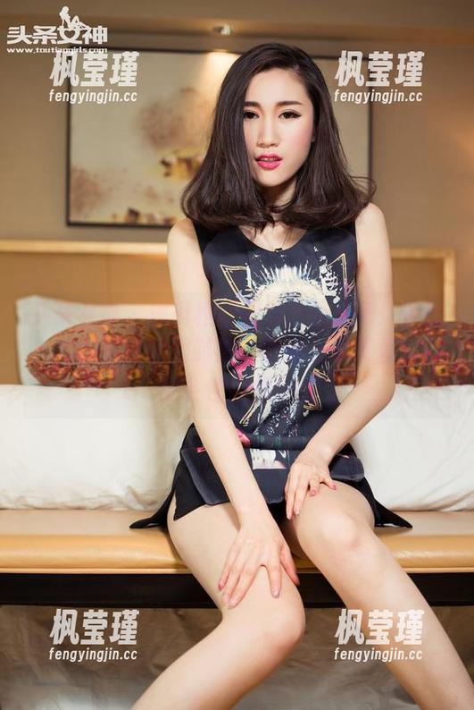 头条女神 - 琳琳校服图包里找乐子：快加入我的疯狂校服时刻，听说上课时喜欢睡觉会性感加分哦