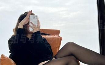 微密圈 – 只要有安妮yoo和连体黑丝，套图与写真便不必多言。