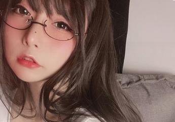 小泉学姐吖的白色自拍大合集——人人都爱免费的美图呢！