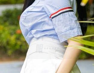 尤蜜荟 – 看！唐婉儿Lucky的粉色图包，福利满满。光是这个气场就让人想多看几眼……