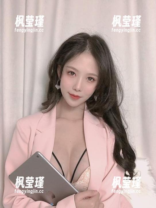 写真里的抖娘利世：红涩小铃铛带来的小尴尬