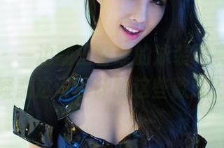 推女郎 – 一边翻王馨瑶的泳装写真，一边疑惑这谁设计的这些款式？