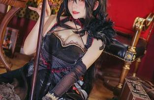 套图里的红色corset，让我不禁想象是一只熊仔吗变身的画面，合集“小剧场”上线？