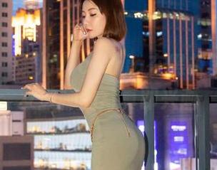 微密圈 – 果儿Victoria在黑板前，一幅女教师的写真即兴画