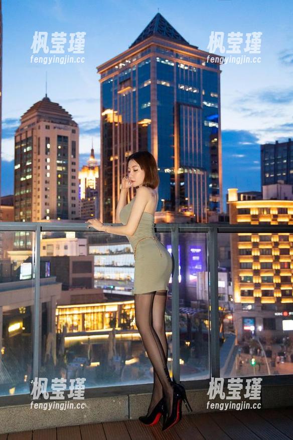 微密圈 - 果儿Victoria在黑板前，一幅女教师的写真即兴画