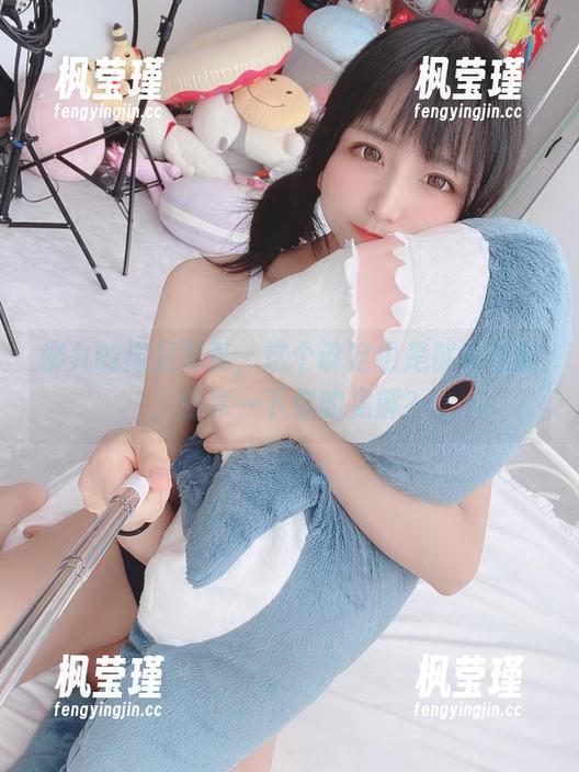 柳丸的裸足写真，这个设定也是够奇怪的，分享一下你的见解？