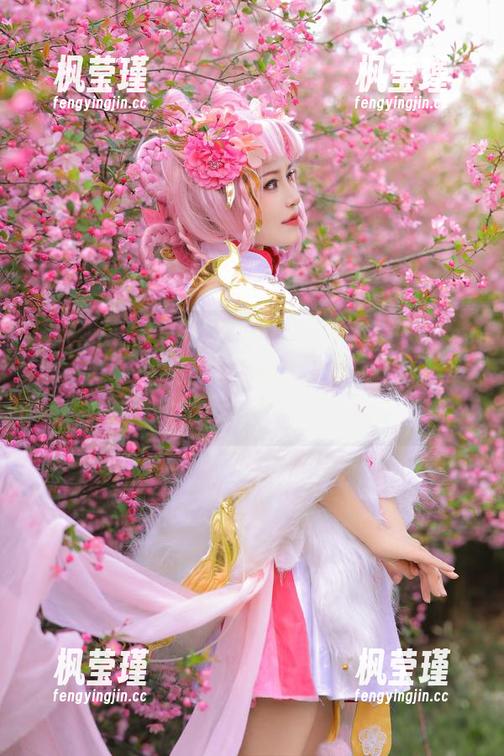 桃暖酱的写真让我直呼“哇”，这图片里的气场简直是要把我撩晕啊。西域感觉满满的。