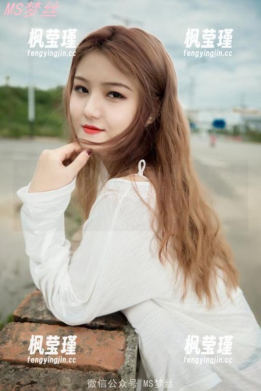 梦丝女神 - 合辑：刘诺白裙写真，白色本该无暇，结果她的神态却显得那么人间烟火。