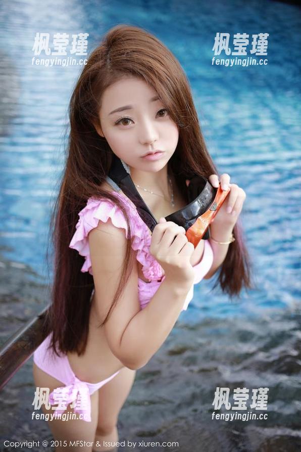 模范学院 - 把何嘉颖的图包放大，我以为我在看画展，结果是女神实际在我眼前！