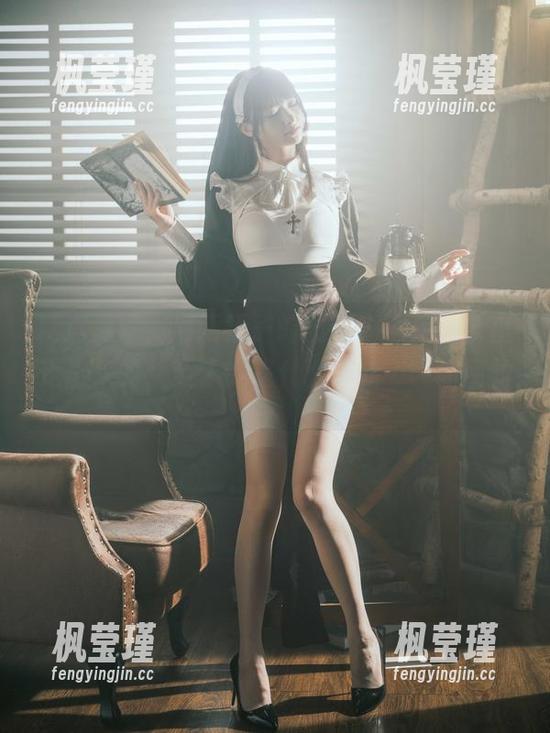 精选美图，河豚抚子的长腿，像是从梦里走出来的，至于梦是什么样的……你懂的。