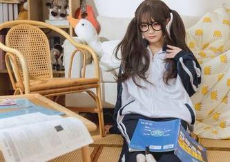 “神沢永莉用毛衣与牛仔裙打破黑丝的统治，真不愧是博主”图片撒过来，彻底不想逃了。