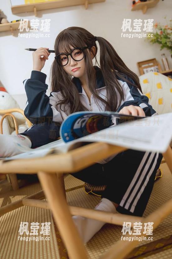 冬日暖阳下的神沢永莉：私房图包里有只萌兔子，快来看看！