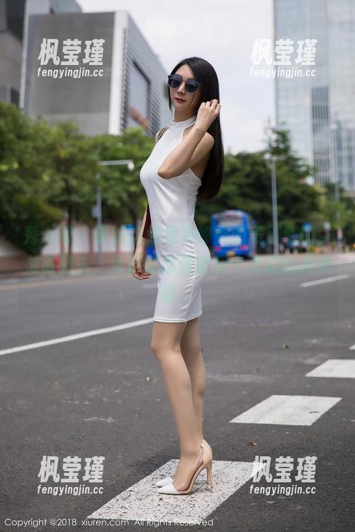 秀人网 - 更新这组袅袅婷婷的美脚套图，放眼望去，萝莉悠悠酱就是个灵动的美术品。