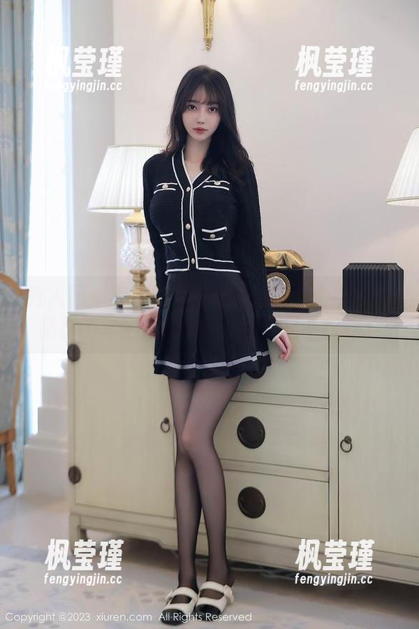 秀人网 - 有谁能理解谢小葱在这个制服作品里的非主流气质？我猜我是不行的。