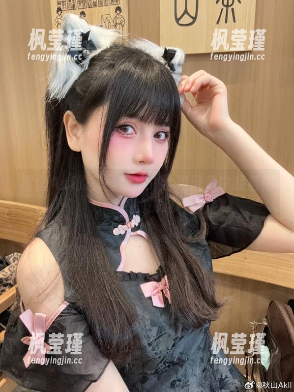 秋山AkI的美图合集：学姐风采中藏着悄然的挑逗
