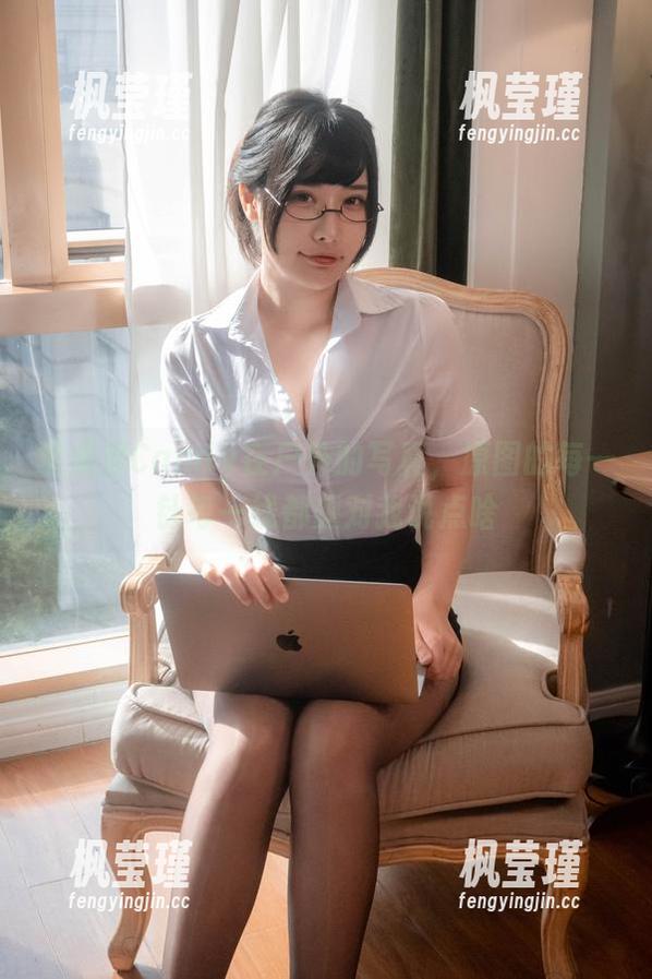 糖果果Candy在户外的写真，原图的每一针每一线都想对我说点啥