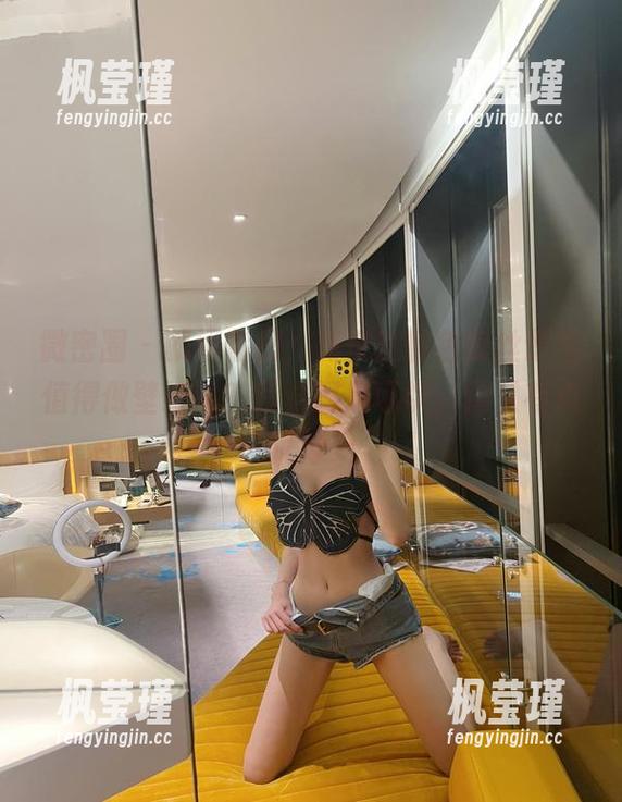 微密圈 - 就问你们，葛征这粉色蕾丝原图值得做壁纸吗？我觉得是可以，但又有点犹豫…
