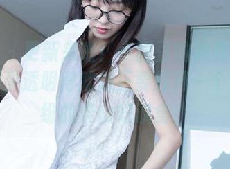 袜啵啵 – 更新来啦！小甜豆的油亮白丝写真，脚尖透明得就像正要打开一个五彩缤纷的梁山好汉盒！