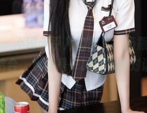 语画界 – 不同于平凡的图片，奶瓶与女孩的结合，更像是一种独特的对话。
