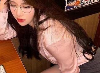 微密圈 – 轩子巨二兔的无圣光写真，白色马油袜在光影之舞中！