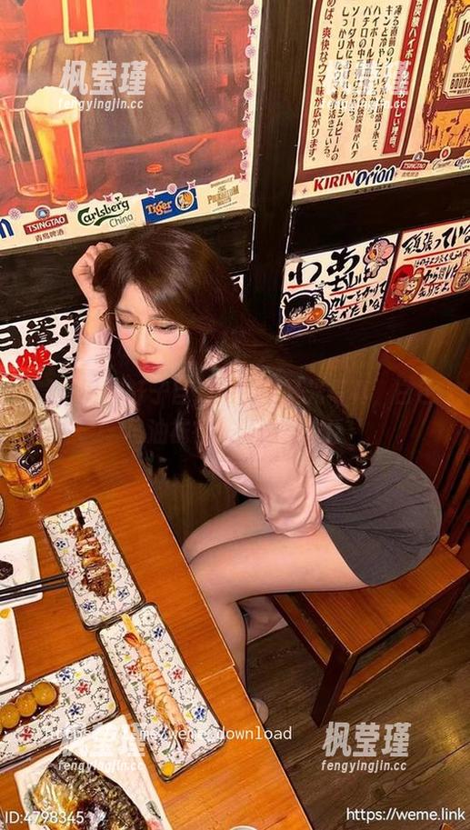 轩子巨二兔 微密圈 - 轩子巨二兔的无圣光写真,白色马油袜在光影之舞中!