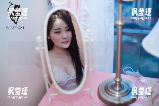 轰趴猫 - 曲曲的照片让小腿看起来像朝阳，私房图集太会玩了吧！