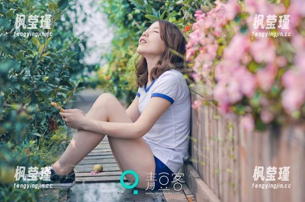 青豆客-张美荧 青豆客 - 私拍遇见原图—张美荧的裸足,话说有多少人注意到背景?