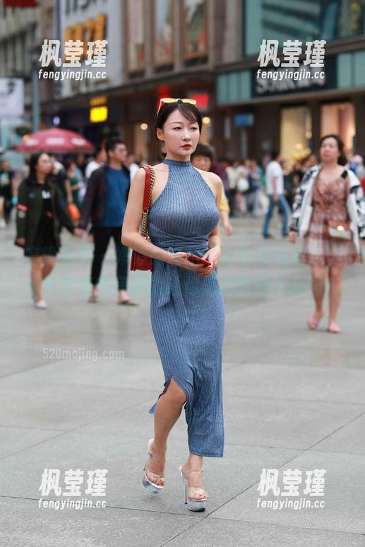 魔镜街拍 - 婷婷的私拍：白色吊带裙下，黑丝包裹的美腿能让你思绪飘得飞起吗？