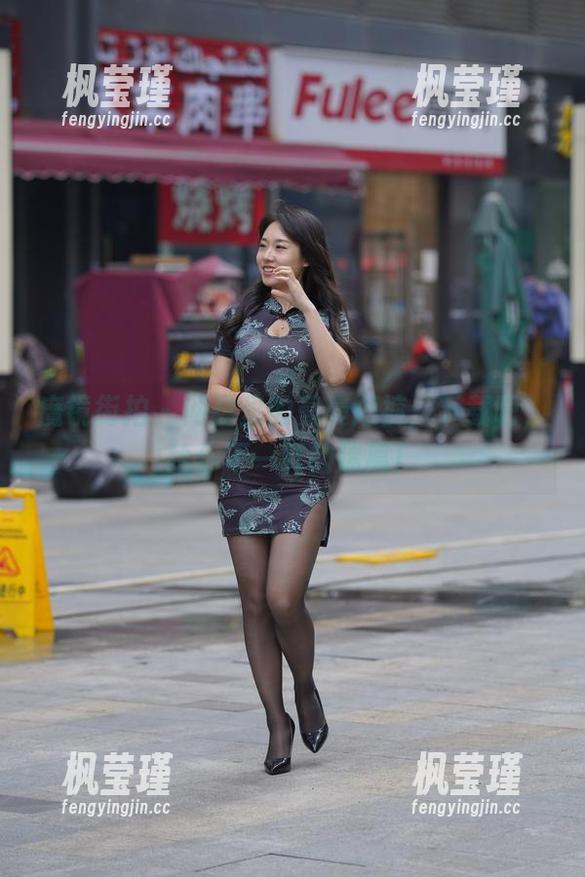 魔镜街拍 - 网盘里的曼曼短裤：下载吧，给你不一样的迷离！