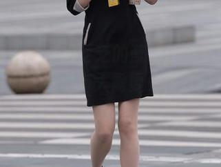 魔镜街拍 – 这组芝芝的蓝色泳衣美图，是不是该问“有没有人需要一份打扮建议”？