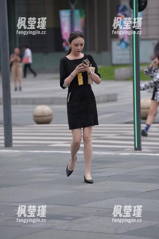 魔镜街拍-芝芝 魔镜街拍 - 这组芝芝的蓝色泳衣美图,是不是该问“有没有人需要一份打扮建议”?